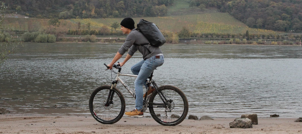 Wasserdichter Fahrradrucksack. Hier am Rhein in Bonn zu sehen.