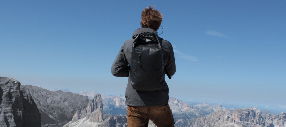 Wasserfester Wanderrucksack. Hier in den Dolomiten zu sehen.